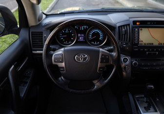 Подержанный автомобиль Toyota Land Cruiser Suv 2008 года (9 фото)