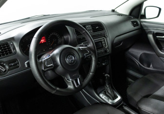 Подержанный автомобиль Volkswagen Polo Sedan 2013 года (11 фото)