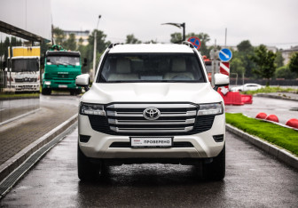 Подержанный автомобиль Toyota Land Cruiser Suv 2021 года (4 фото)