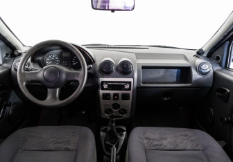 Подержанный автомобиль Renault Logan Sedan 2006 года (10 фото)