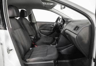 Подержанный автомобиль Volkswagen Polo Sedan 2017 года (17 фото)