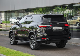 Подержанный автомобиль Toyota Fortuner 2021 года (8 фото)