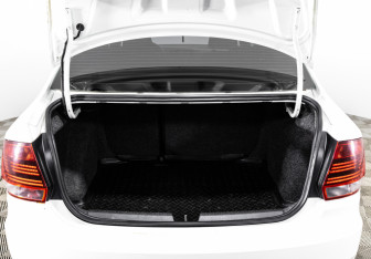 Подержанный автомобиль Volkswagen Polo Sedan 2015 года (17 фото)