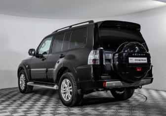 Подержанный автомобиль Mitsubishi Pajero 2014 года (7 фото)