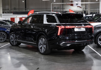 Подержанный автомобиль Hongqi E-HS9 2021 года (12 фото)