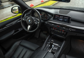 Подержанный автомобиль BMW X5 2016 года (10 фото)