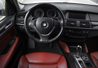 Подержанный автомобиль BMW X6 2013 года (15 фото)