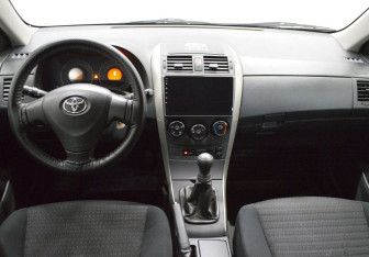 Подержанный автомобиль Toyota Corolla Sedan 2008 года (14 фото)