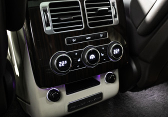 Подержанный автомобиль Land Rover Range Rover 2015 года (16 фото)