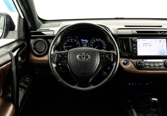Подержанный автомобиль Toyota RAV4 2019 года (13 фото)