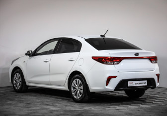 Подержанный автомобиль Kia Rio Sedan 2017 года (7 фото)