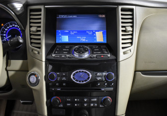 Подержанный автомобиль Infiniti QX70 2014 года (17 фото)