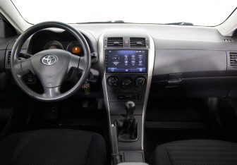 Подержанный автомобиль Toyota Corolla Sedan 2008 года (32 фото)
