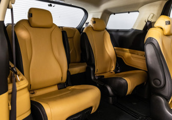 Подержанный автомобиль Kia Carnival 2022 года (25 фото)