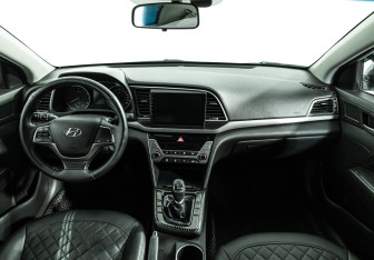 Подержанный автомобиль Hyundai Elantra Sedan 2017 года (13 фото)