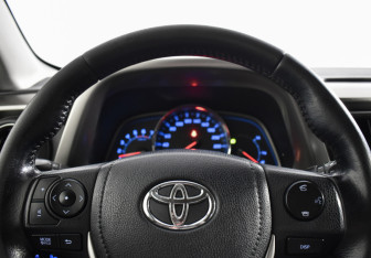 Подержанный автомобиль Toyota RAV4 2013 года (14 фото)