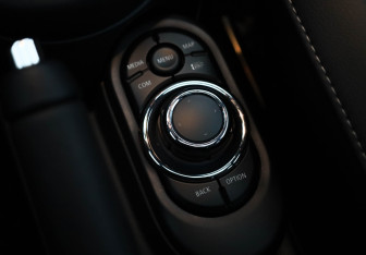 Подержанный автомобиль MINI Hatch 2021 года (21 фото)