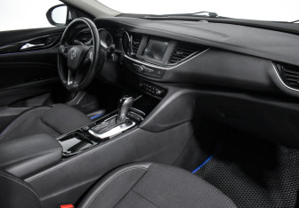 Подержанный автомобиль Opel Insignia Liftback 2018 года (15 фото)