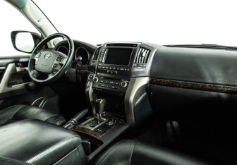 Подержанный автомобиль Toyota Land Cruiser Suv 2011 года (9 фото)