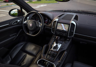Подержанный автомобиль Porsche Cayenne 2012 года (12 фото)
