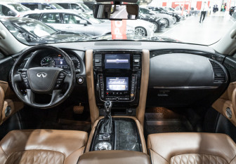 Подержанный автомобиль Infiniti QX80 2021 года (15 фото)