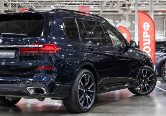 Подержанный автомобиль BMW X7 2021 года (9 фото)
