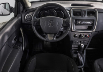 Подержанный автомобиль Renault Sandero 2015 года (11 фото)