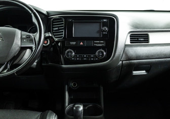 Подержанный автомобиль Mitsubishi Outlander 2015 года (14 фото)