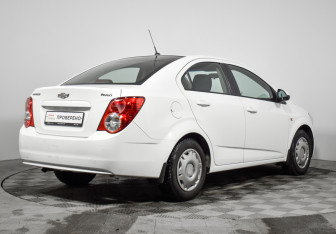 Подержанный автомобиль Chevrolet Aveo Sedan 2014 года (5 фото)