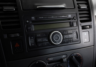 Подержанный автомобиль Nissan Tiida Hatchback 2011 года (12 фото)