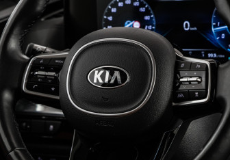 Подержанный автомобиль Kia Carnival 2021 года (12 фото)
