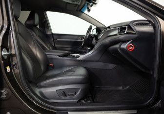 Подержанный автомобиль Toyota Camry Sedan 2019 года (23 фото)