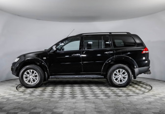 Подержанный автомобиль Mitsubishi Pajero Sport 2015 года (8 фото)