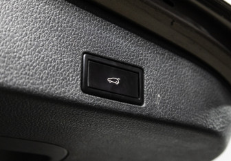 Подержанный автомобиль Volkswagen Touareg 2013 года (22 фото)