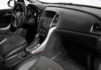 Подержанный автомобиль Opel Astra Wagon 2011 года (14 фото)