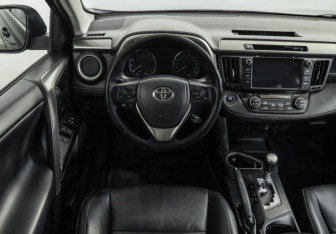 Подержанный автомобиль Toyota RAV4 2016 года (11 фото)