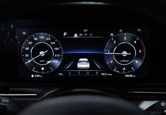 Подержанный автомобиль Kia Carnival 2023 года (18 фото)