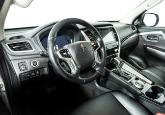 Подержанный автомобиль Mitsubishi Pajero Sport 2021 года (11 фото)