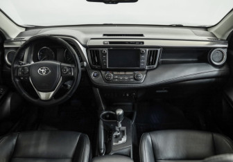 Подержанный автомобиль Toyota RAV4 2016 года (10 фото)
