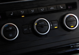 Подержанный автомобиль Volkswagen Touran 2012 года (13 фото)