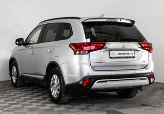 Подержанный автомобиль Mitsubishi Outlander 2021 года (7 фото)