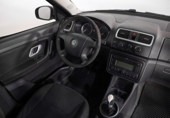 Подержанный автомобиль Skoda Roomster 2008 года (8 фото)