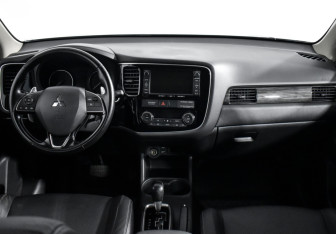 Подержанный автомобиль Mitsubishi Outlander 2015 года (14 фото)