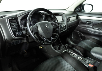 Подержанный автомобиль Mitsubishi Outlander 2015 года (11 фото)