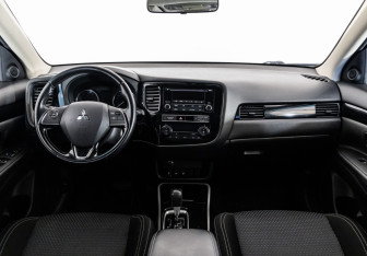 Подержанный автомобиль Mitsubishi Outlander 2019 года (10 фото)