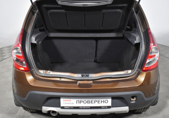 Подержанный автомобиль Renault Sandero 2013 года (17 фото)