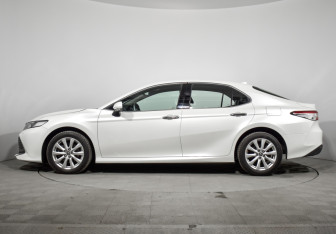 Подержанный автомобиль Toyota Camry Sedan 2019 года (8 фото)