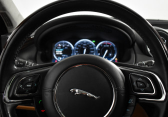 Подержанный автомобиль Jaguar XJ 2011 года (22 фото)