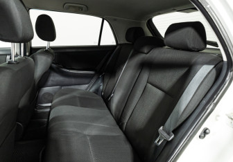 Подержанный автомобиль Toyota Corolla Hatchback 2006 года (10 фото)