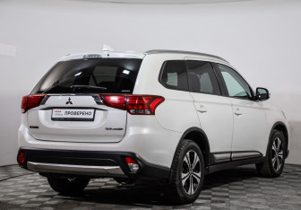Подержанный автомобиль Mitsubishi Outlander 2018 года (5 фото)
